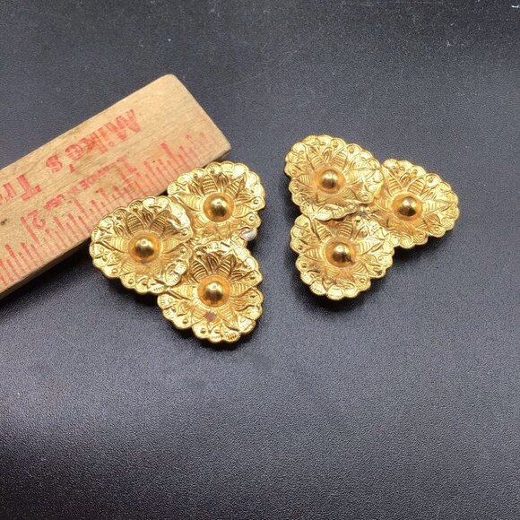 Pair of Dress Clips Gold Gilt Triple Flowers Design Antique Style Clips - Picture 6 of 6